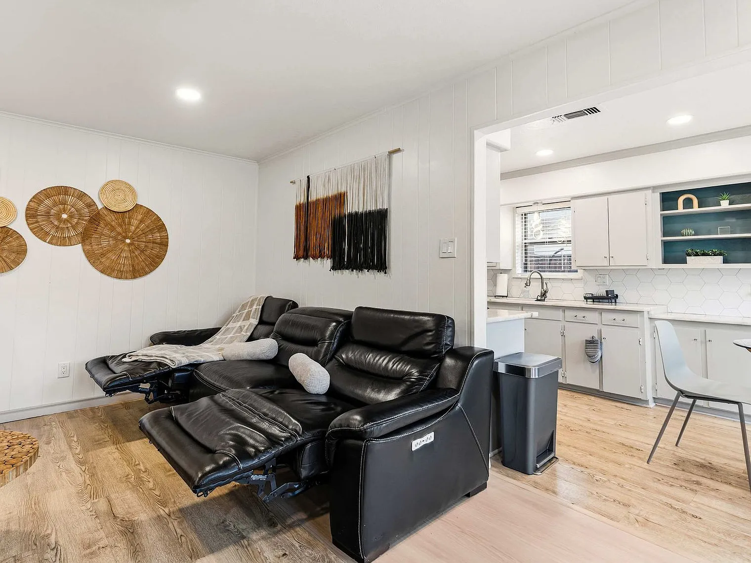 6 bed, 2.0 bath, $8,463 — Photo 2