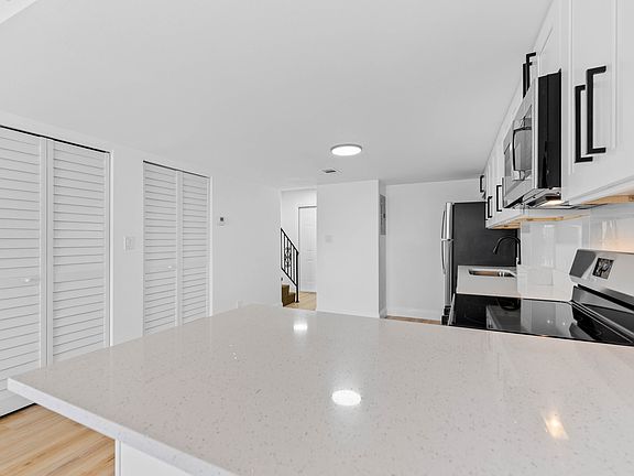 5th image of 18 Sugarberry Cir