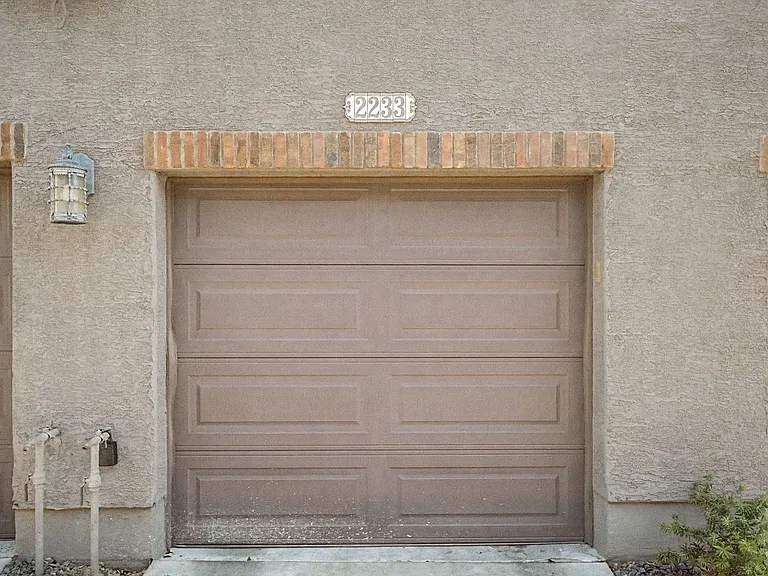 2233 E Huntington Dr — Photo 29