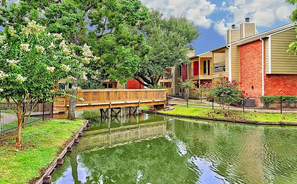 Del Lago Apartments