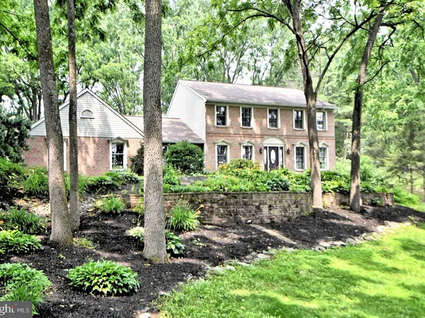 9 Country Ln, Douglassville, PA 19518