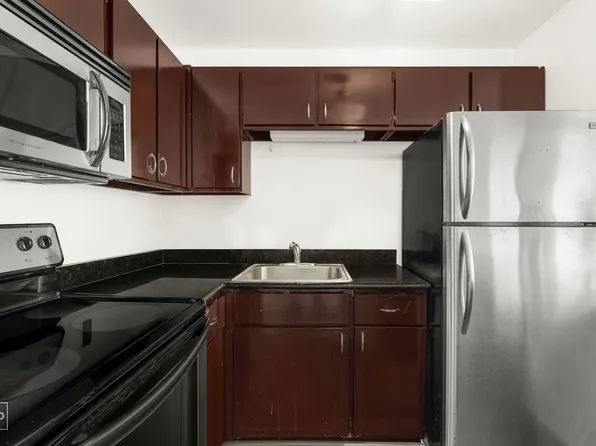 2650 N Lakeview Ave APT 404, Chicago, IL 60614