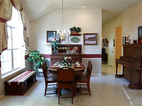 3rd image of 3201 Saint Claire Dr