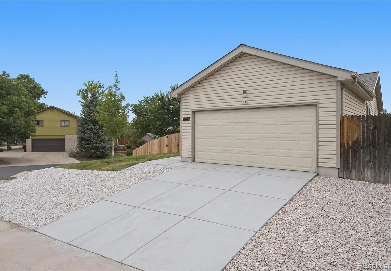 4 bed, 2.0 bath, 2001 sqft, $3,000 — Photo 4