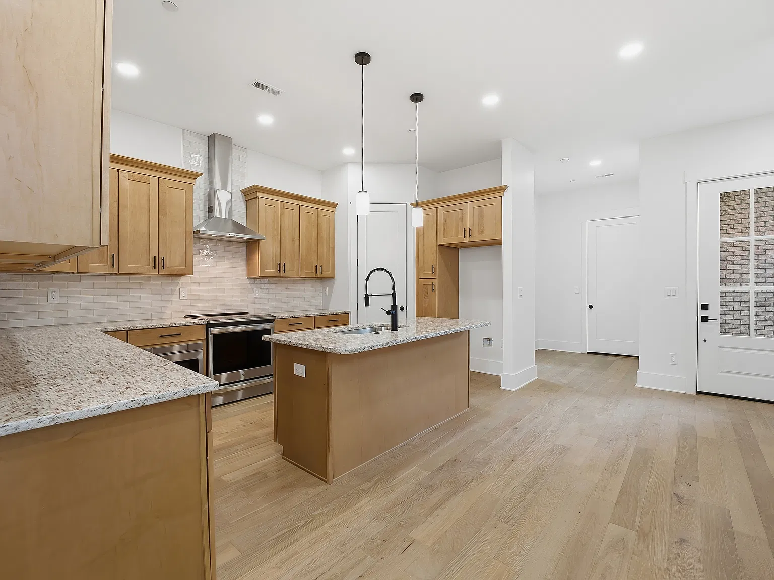 3 bed, 3.5 bath, 2440 sqft, $3,750 — Photo 3