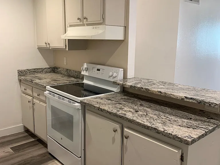 259 N Capitol Ave — Photo 16