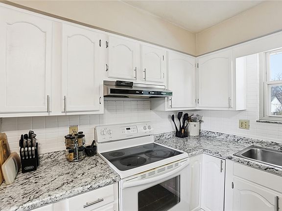3rd image of 1221 Nassau Dr