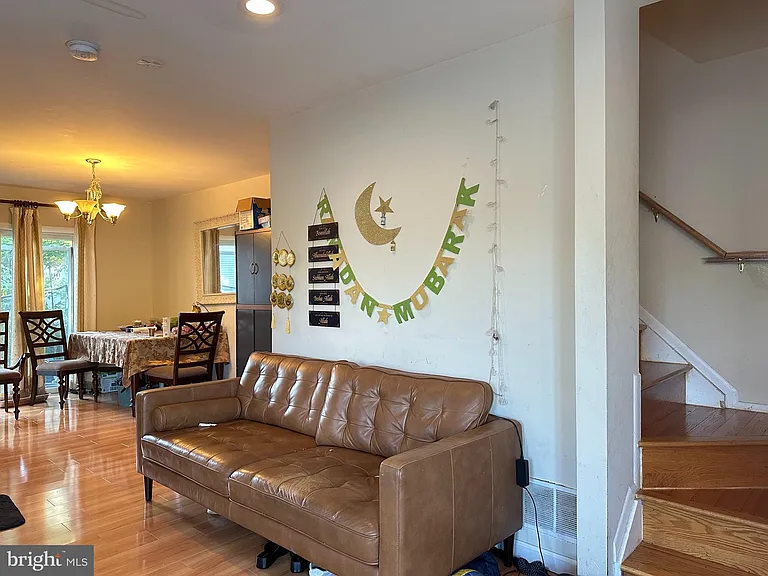 196 Jonathan Dayton Ct — Photo 2