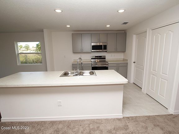 5th image of 645 Paigo St SE