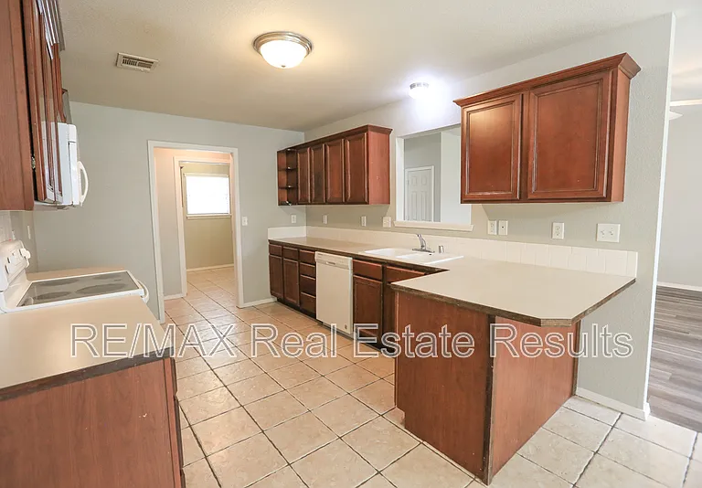 1907 SW Columbus Rd — Photo 7