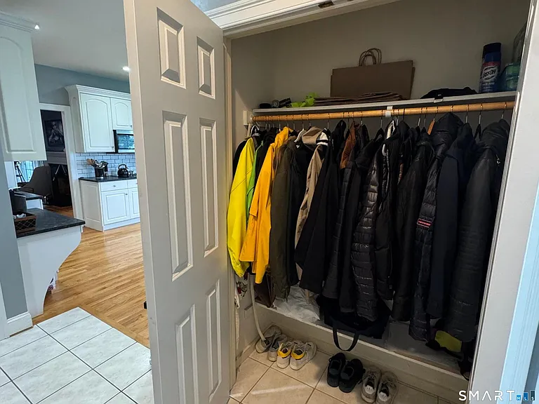 556 Hill St — Photo 14