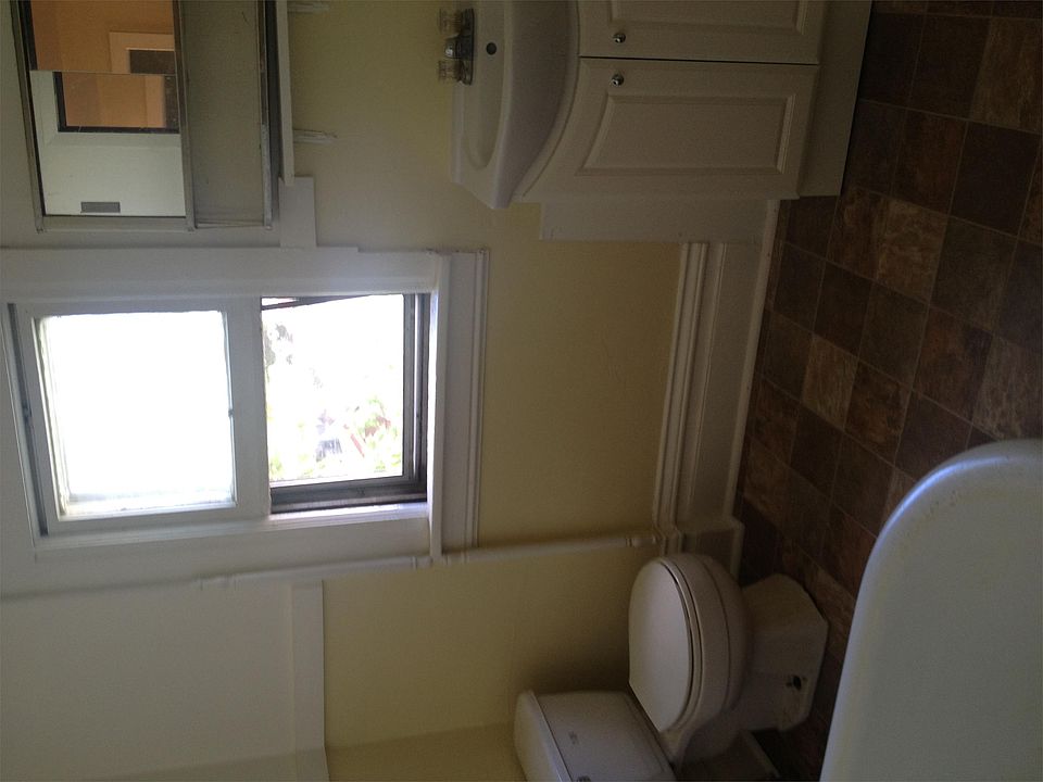 2nd image of 626 W 7th St APT 3