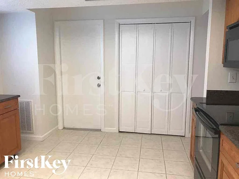 833 Wee Burn St — Photo 8