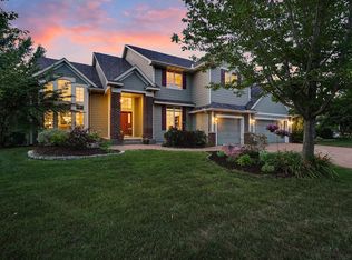 9812 Trails End Rd, Eden Prairie, MN 55347