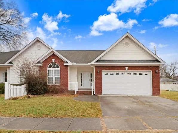 200 N Sumner St, Selma, NC 27576