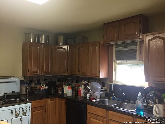 3rd image of 1747 N CENTER