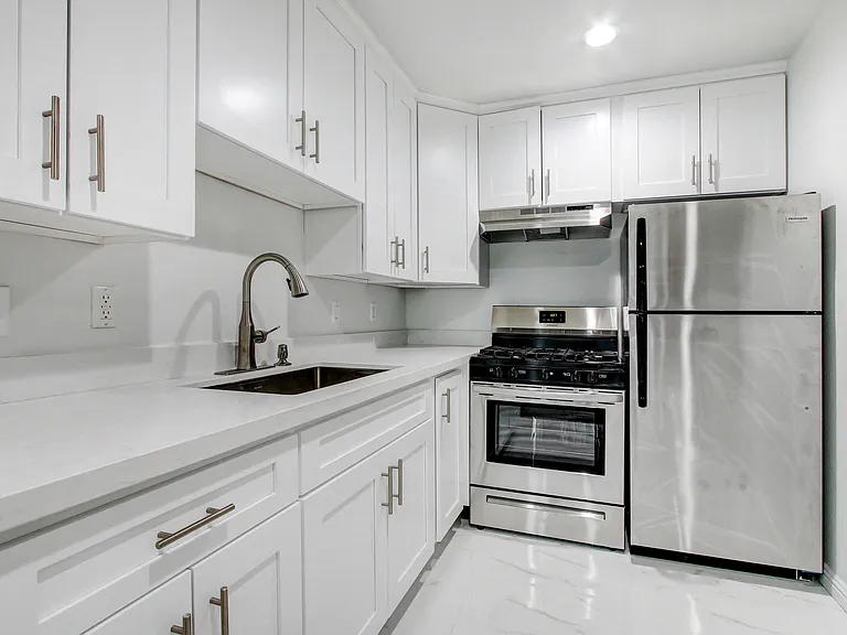 Country Club Apartments — Photo 36