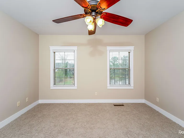 925 Clover Cir — Photo 7