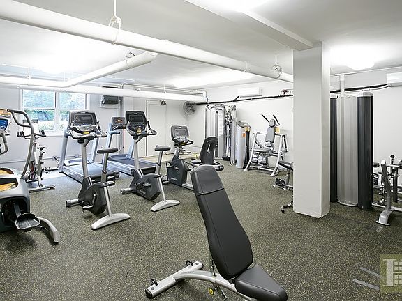 5th image of 3935 Blackstone Ave APT 11K
