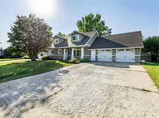 33 N Fairway Dr, Lacombe, AB T4L1R4