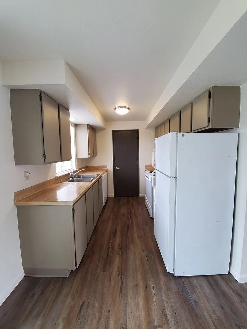 3 bedroom 1.5 Bath with large low maintenance backyard — Photo 3