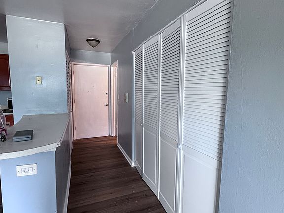5th image of 2400 W Balmoral Ave APT 1C