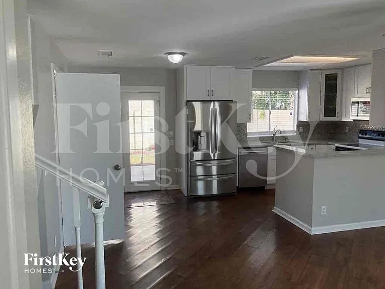 235 N 22nd Pl — Photo 2