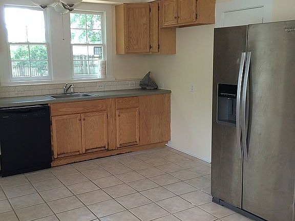 large eat-in kitchen