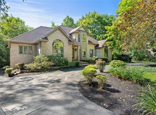 833 Hanover Rd, Mayfield Village, OH 44040