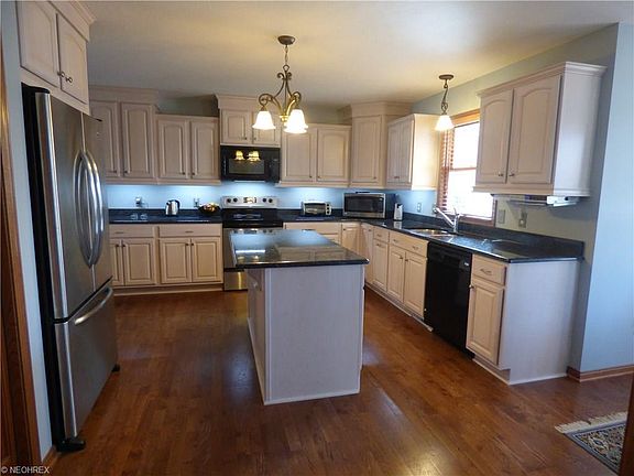 3rd image of 4128 Williamsburg Ct