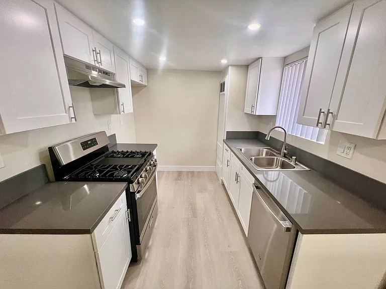 Astoria Apartments — Photo 8