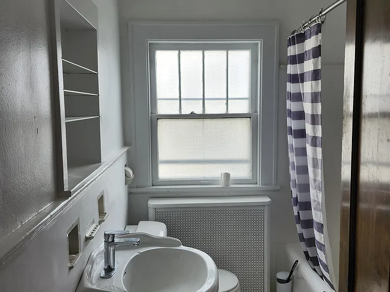 333 E 8th St — Photo 9