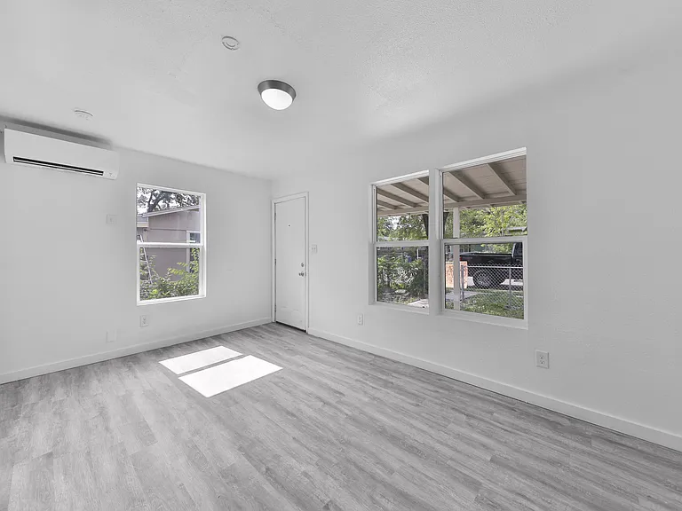 2721 Colima St — Photo 10
