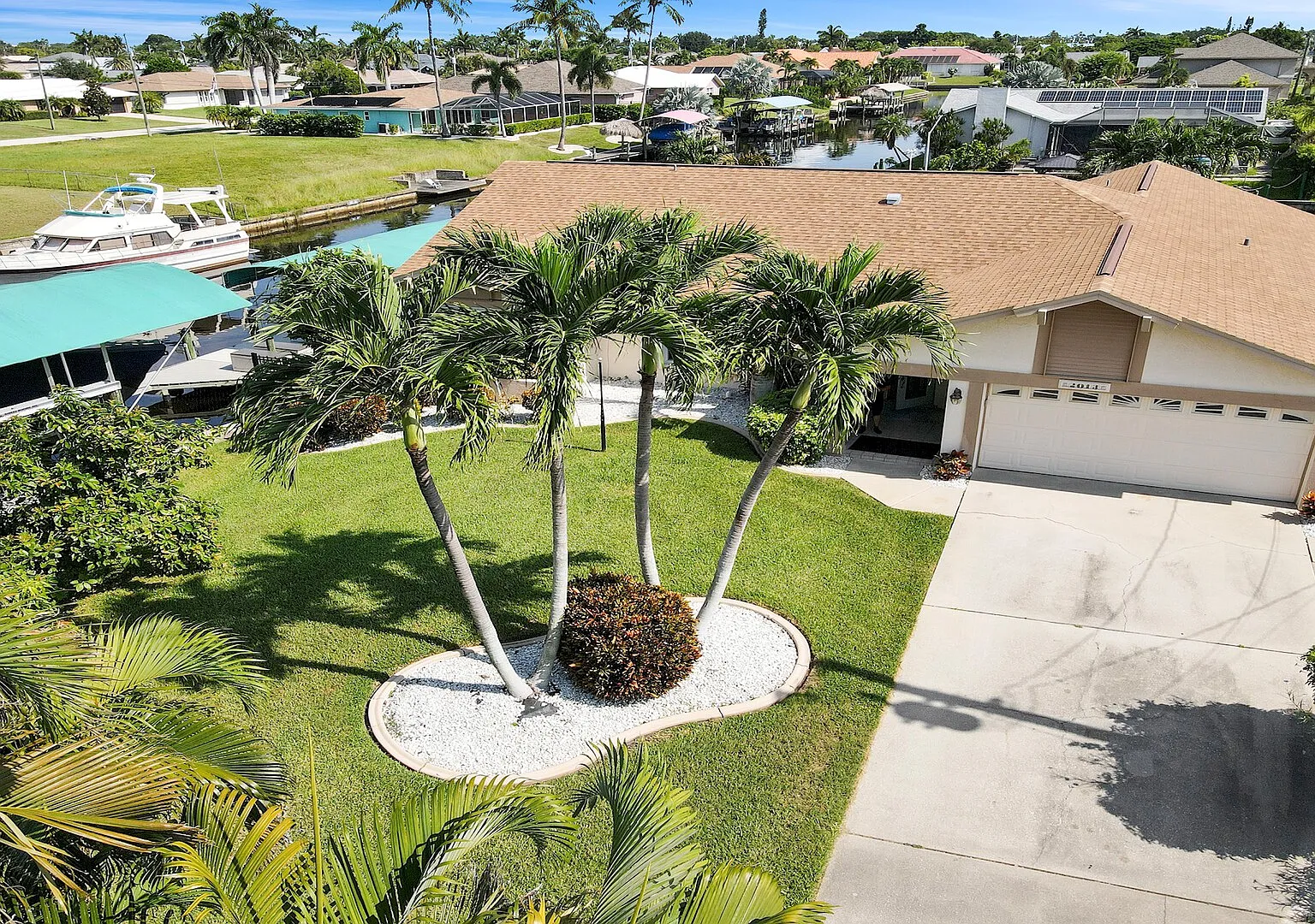 Love BirdCanalfront heated pool pet friendly — Photo 1