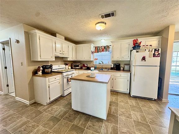 3rd image of 134 Dupuis Rd