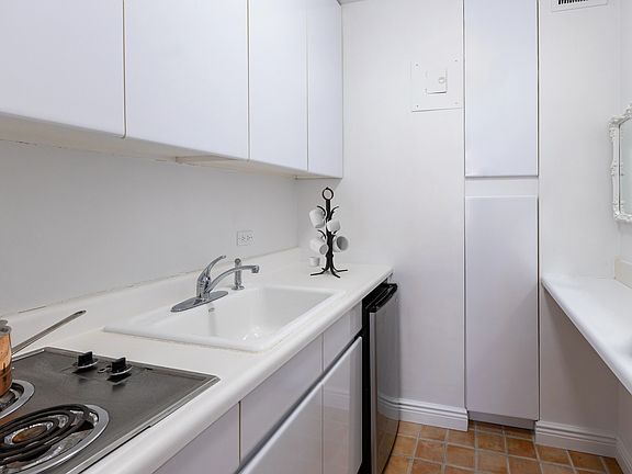 5th image of 60 Sutton Pl #10LN