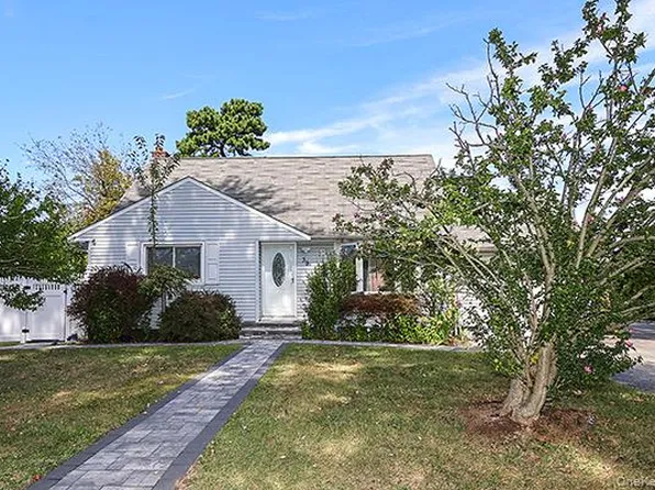39 Inchcape Road, Bay Shore, NY 11706