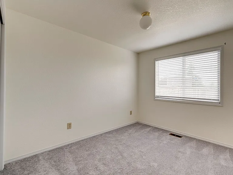 418 SW Erie Cir — Photo 17