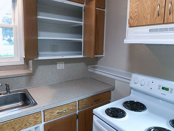 5th image of 922 Spencer St S APT 3