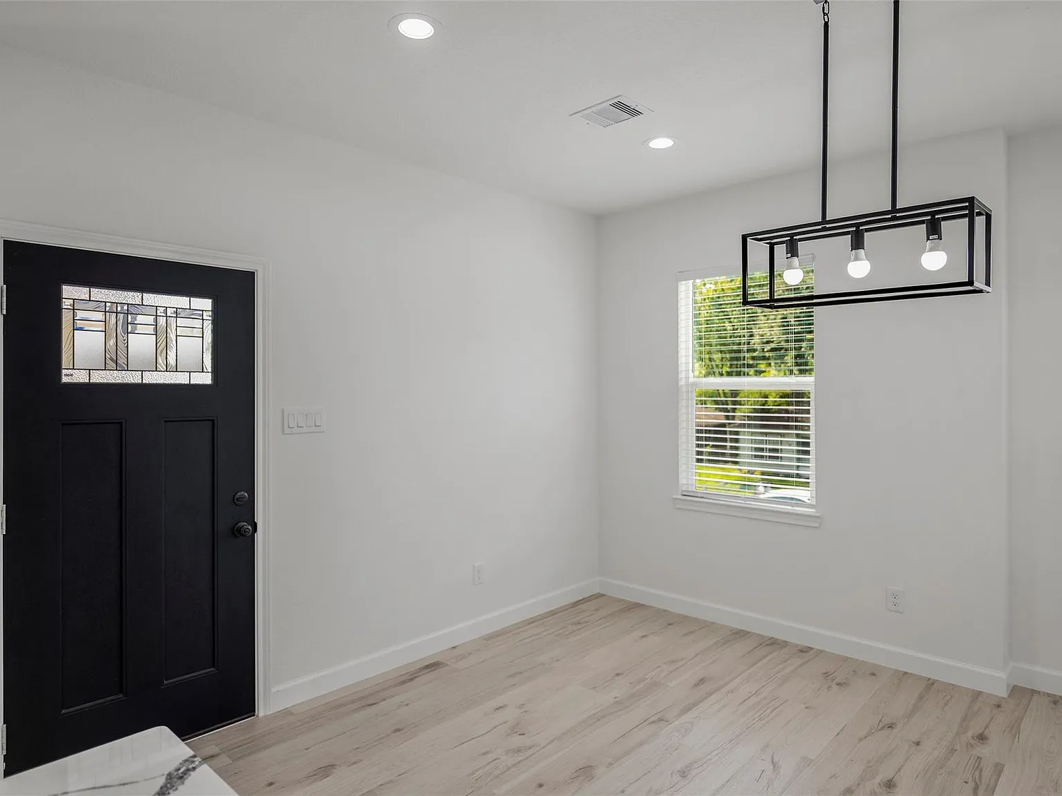 3 bed, 2.0 bath, 1400 sqft, $1,900 — Photo 4