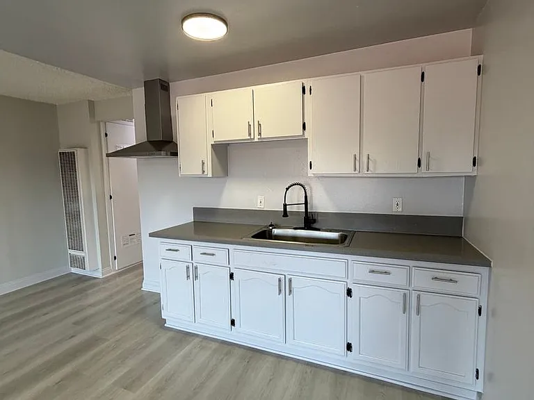 4265 S Hoover St — Photo 7