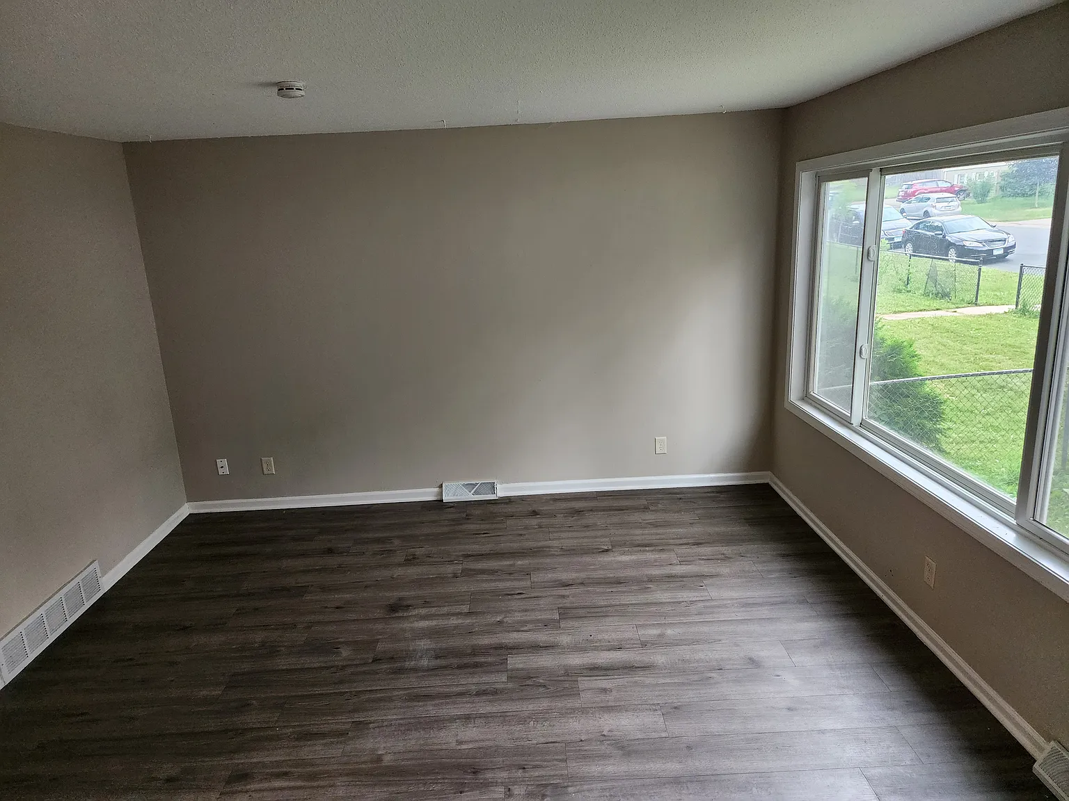 3 bed, 1.5 bath, 1500 sqft, $1,800 — Photo 2