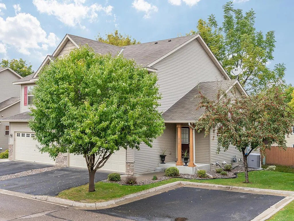 3 bed, 2065 sqft, $1,975 — Photo 3