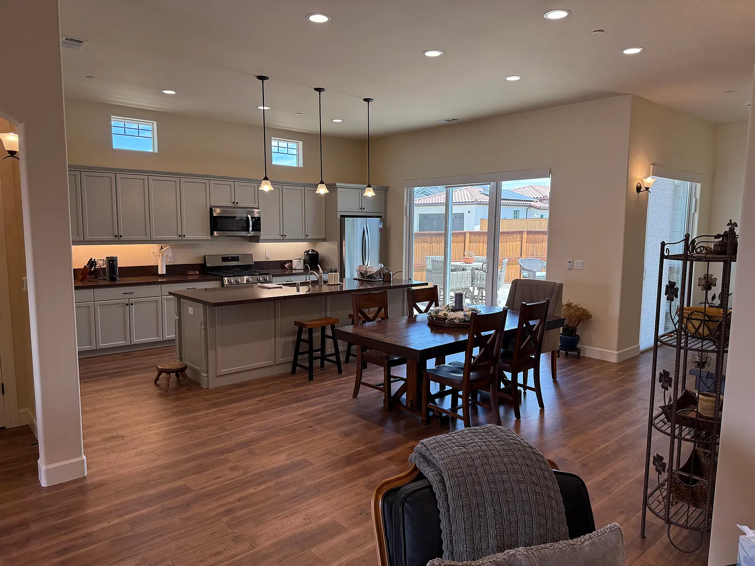 3 bed, 1898 sqft, $3,950 — Photo 3