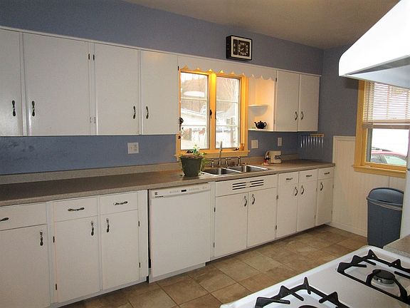 3rd image of 32 Oakwood Ave