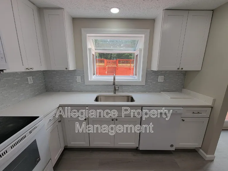 7598 Springfield Hills Dr — Photo 11