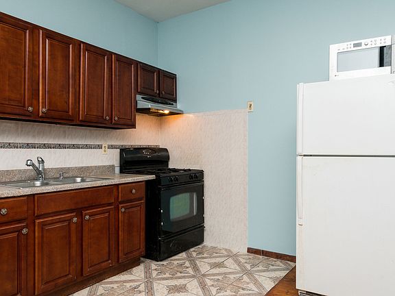 3rd image of 672 Franklin Ave APT 2A