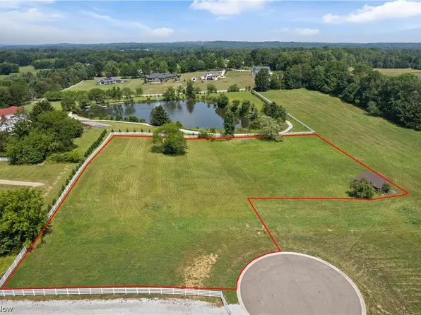 Farmbrook Ave NW, North Canton, OH 44720