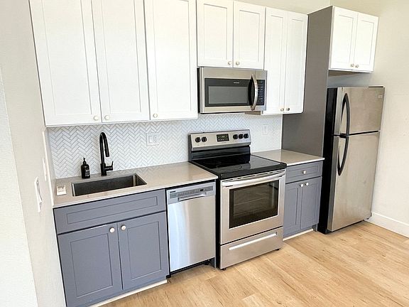 5th image of 4415 SE 61st Ave #1