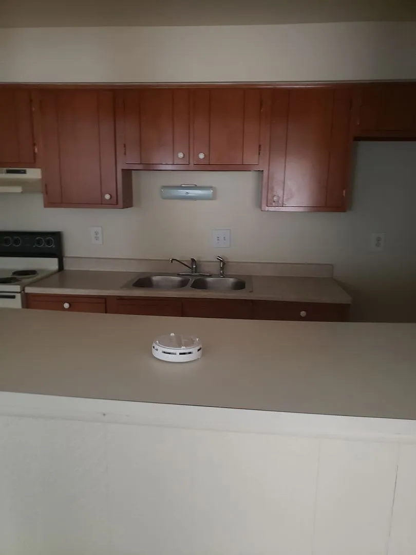 892 Mohawk Trail Apartments — Photo 2